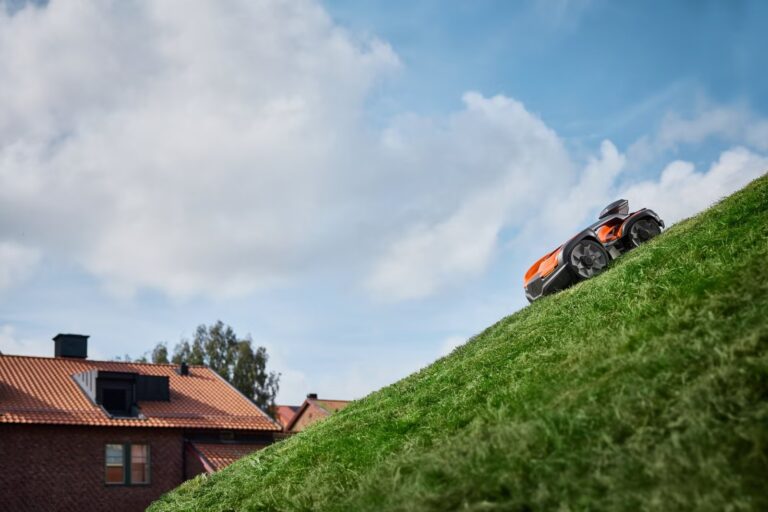 Husqvarna Automower 535 AWD EPOS® — Sofort lieferbar | Dancover