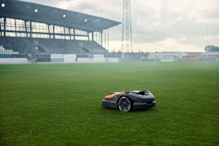 Husqvarna Automower 580 EPOS® — Sportrasen-Mähroboter | Dancover