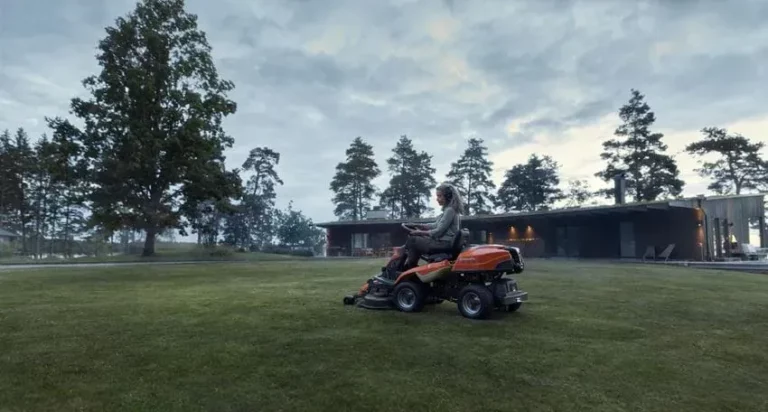 Husqvarna R 216T AWD Aufsitzmäher Allrad 94/103 cm 11,3 kW | Dancover