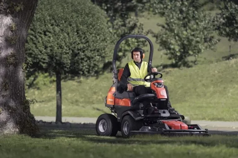 Husqvarna P 524X AWD Frontmäher Profi Kawasaki 13,9 kW | Dancover