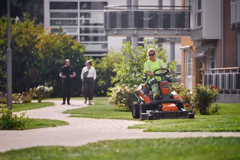Husqvarna FM 410i Elektro-Frontmäher Profi AWD 9,6 kWh | Dancover