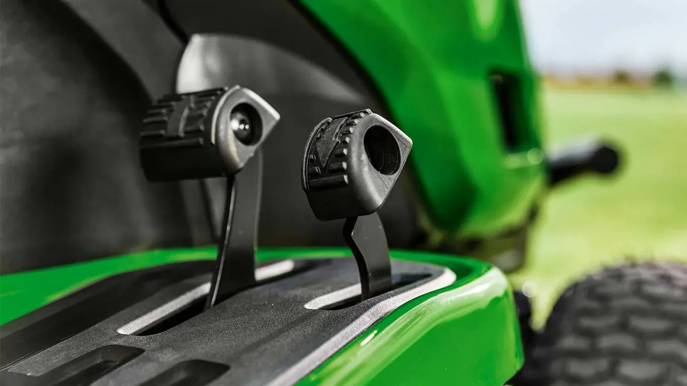 John Deere X167R Rasentraktor 107cm V-Twin 300L Fangkorb | Dancover – Image 2
