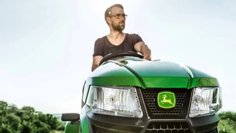 John Deere X380 Rasentraktor 122cm Kawasaki V-Twin 15,2kW | Dancover