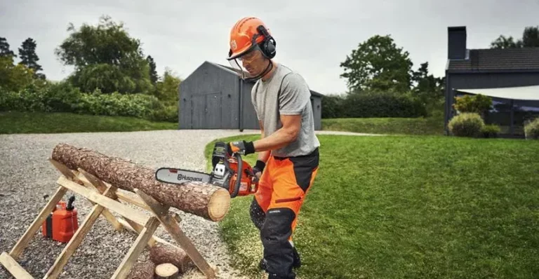 Husqvarna T542i XP® – Akku-Hochentaster 36V mit Zentrifugalkupplung, X-PRECISION™-Schwert und bürstenlosem Motor